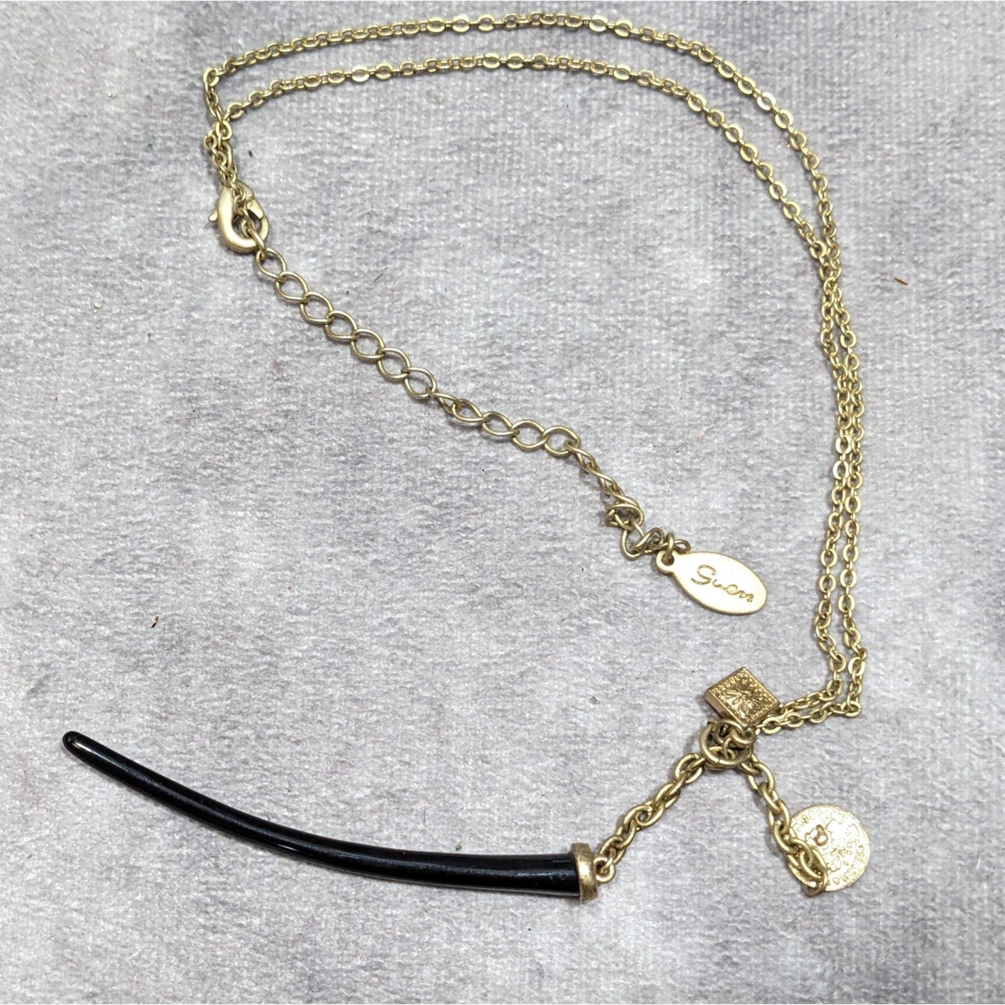 Guess Abstract Claw And Charm Black And Gold Tone Necklace