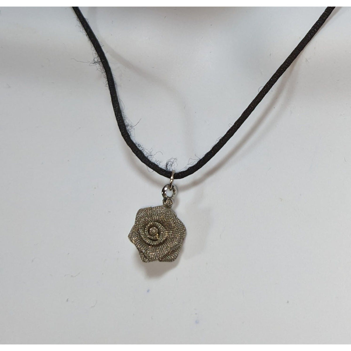 Dark Romantic Mesh Metal Silver Tone Rose Necklace 16 Inch Preowned