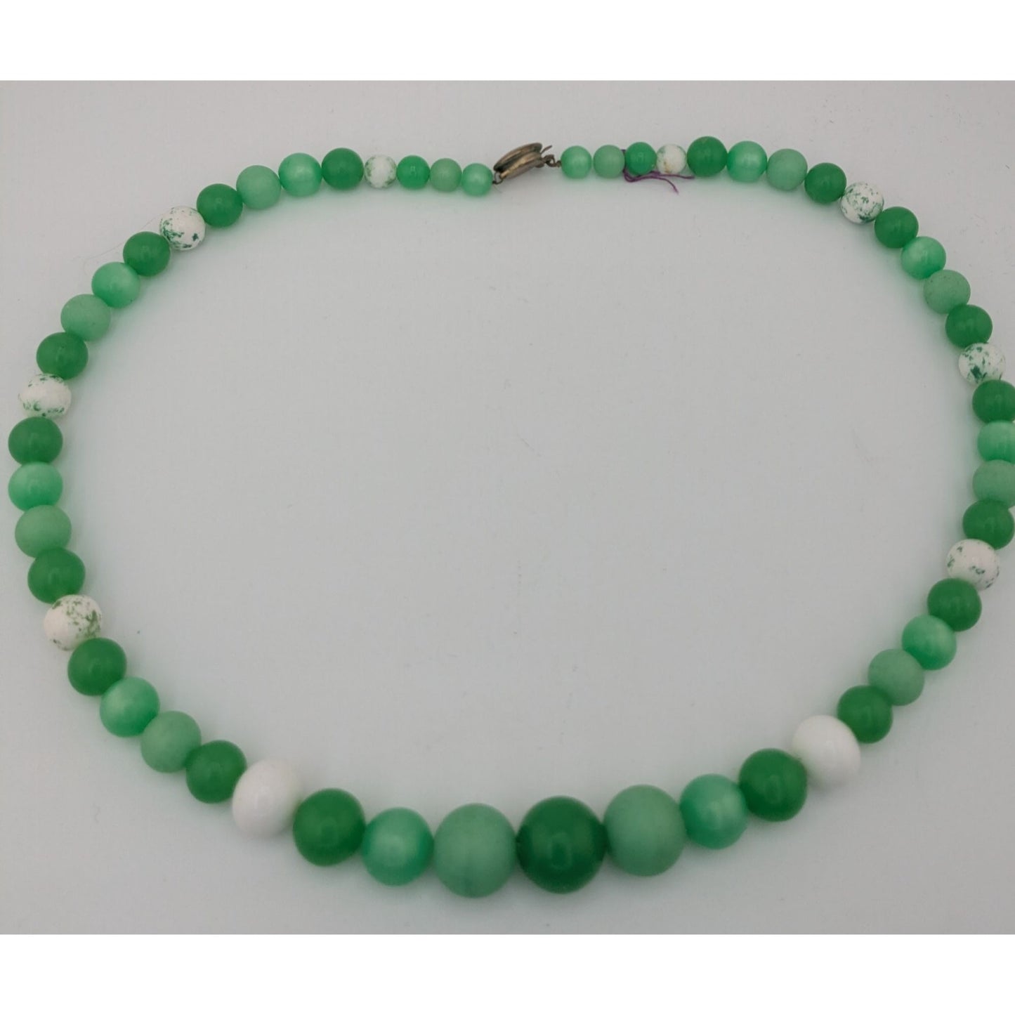 Vintage Retro Green & White Beaded Necklace