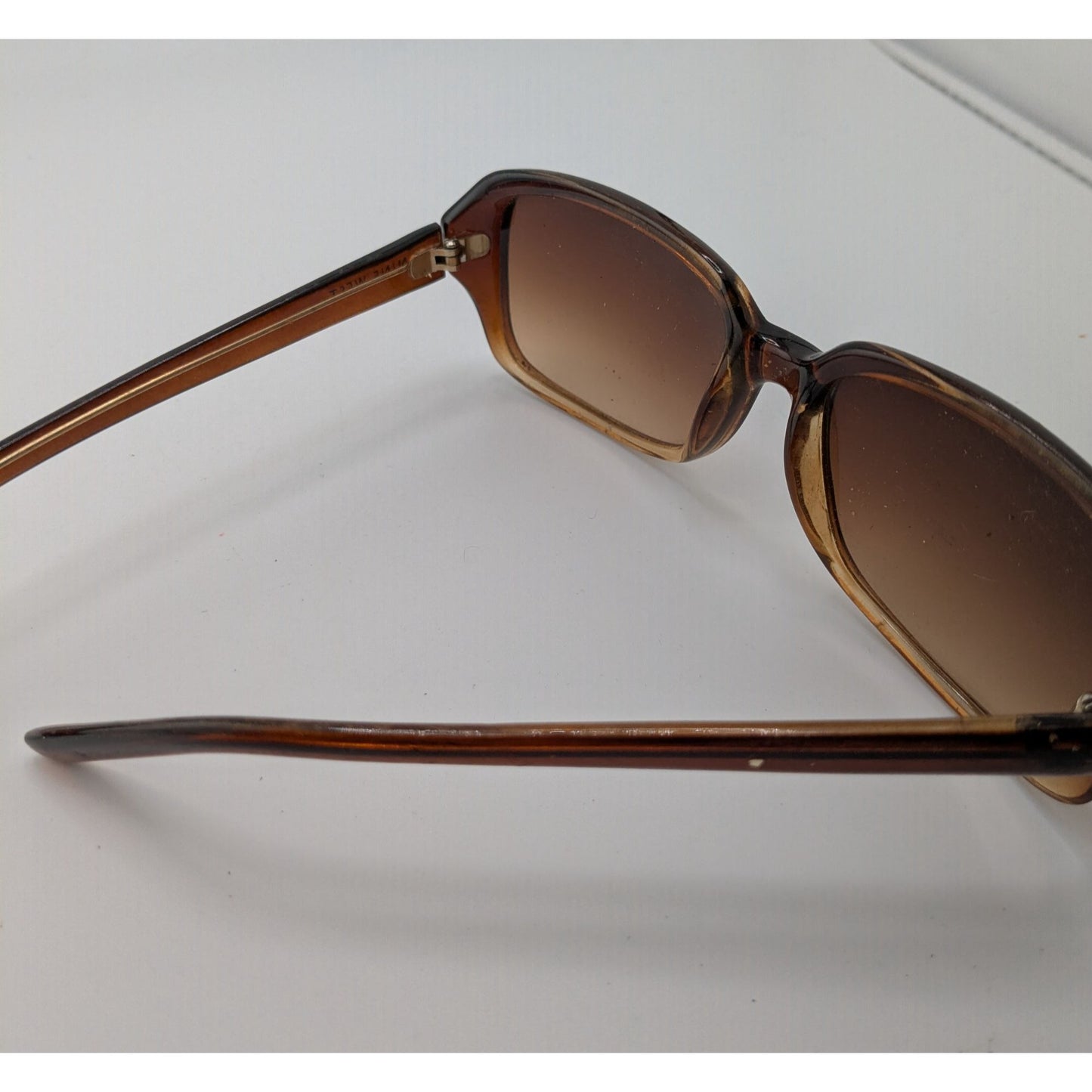 Nine West Womens Brown Gradient Rectangle Sunglasses 57mm Lenses With Minor Wear And Damaged Hinge