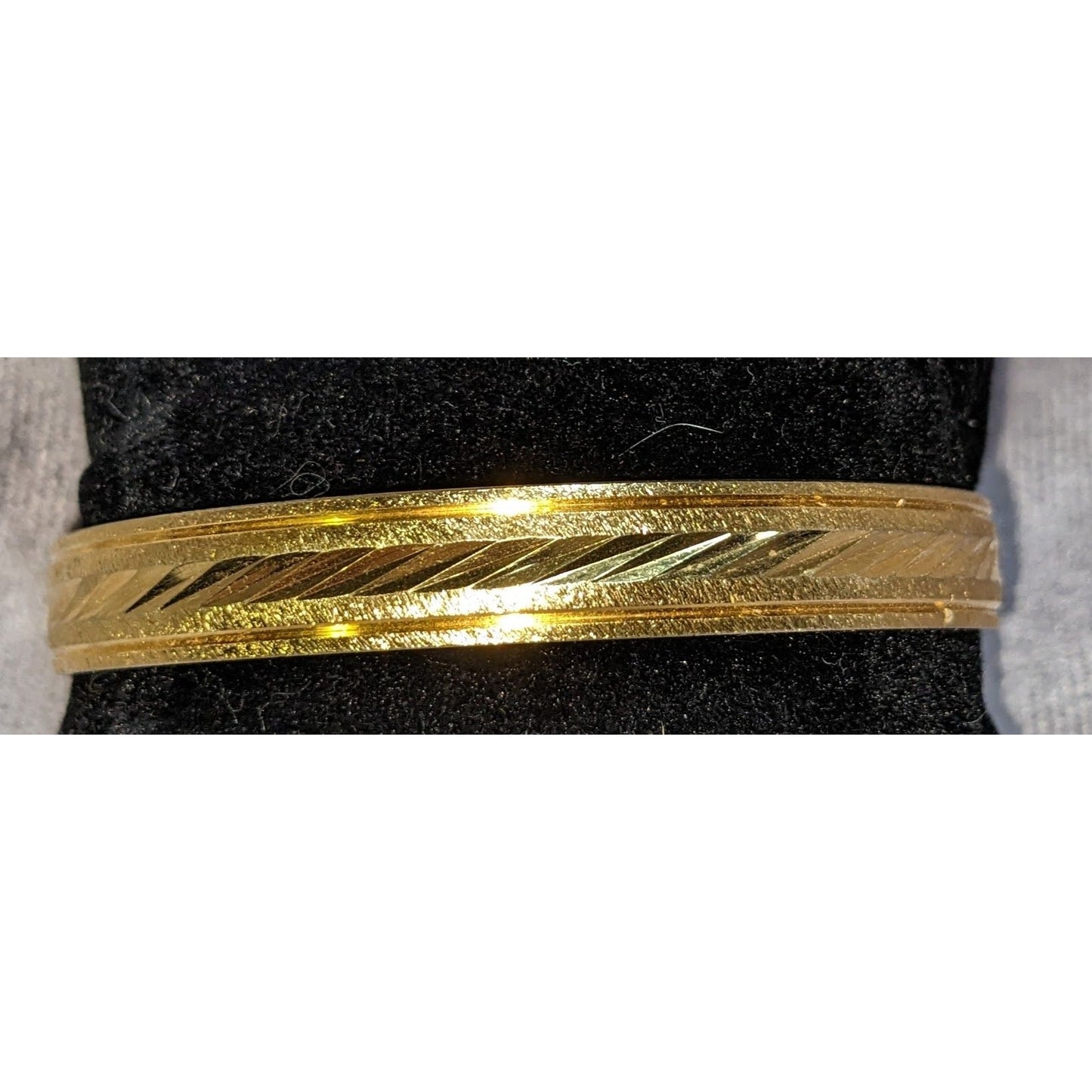 Vintage Classic Luxe Trifari Gold Tone Engraved Hinged Bangle Bracelet
