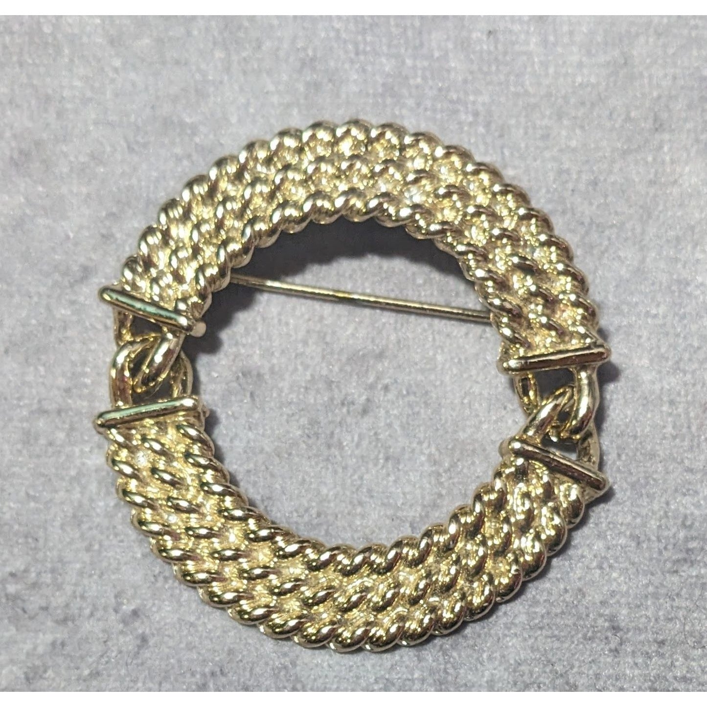 Vintage Textured Articulated Gold Tone Braided Wreath Brooch