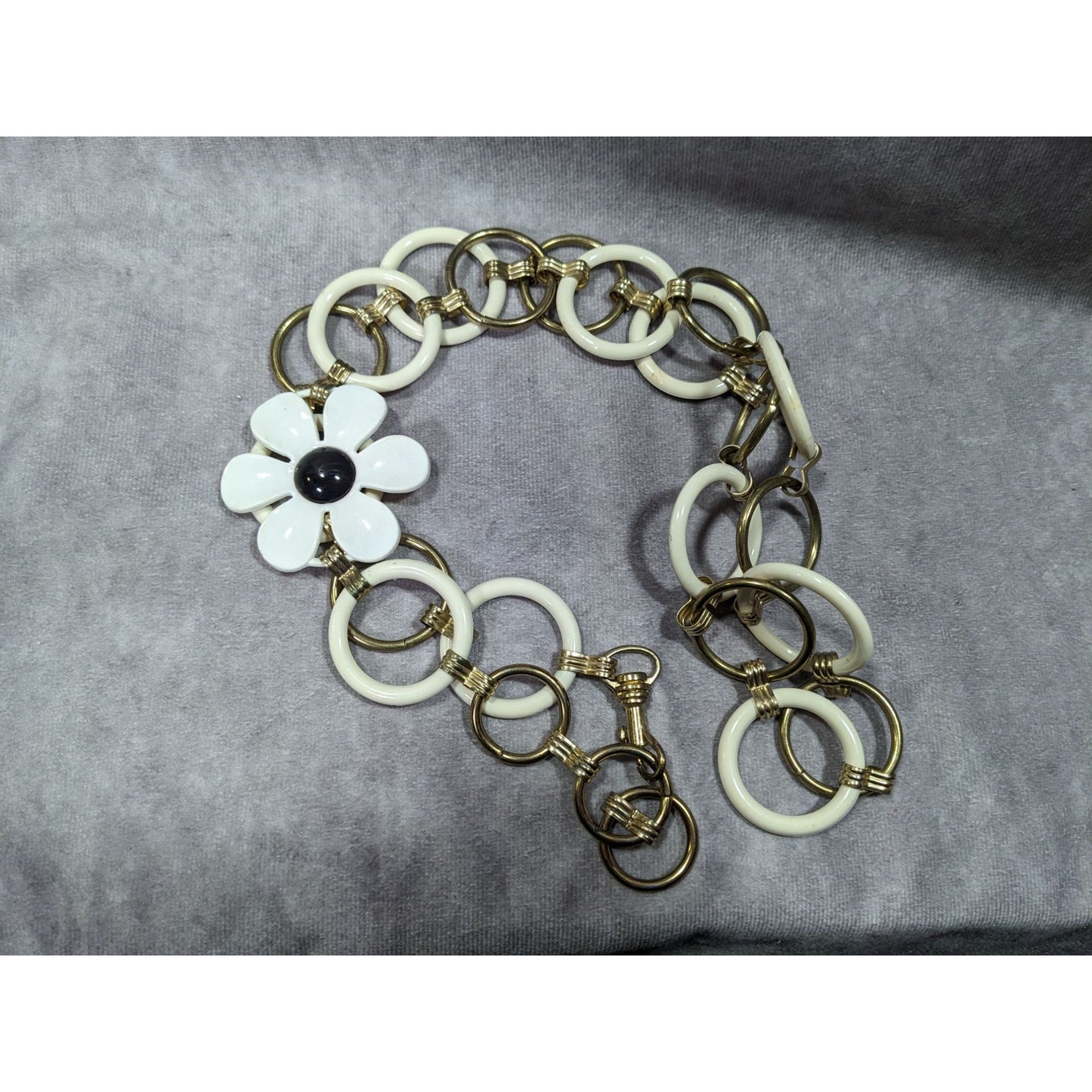 Retro Hippie Floral Chunky White And Gold Tone Ring Necklace