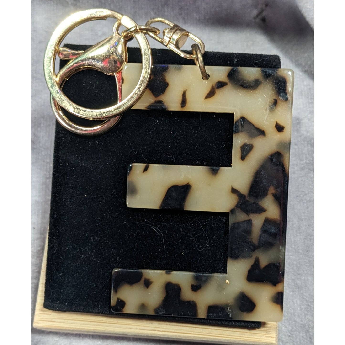 Tortoise Pattern Large Letter E Fashion Keychain