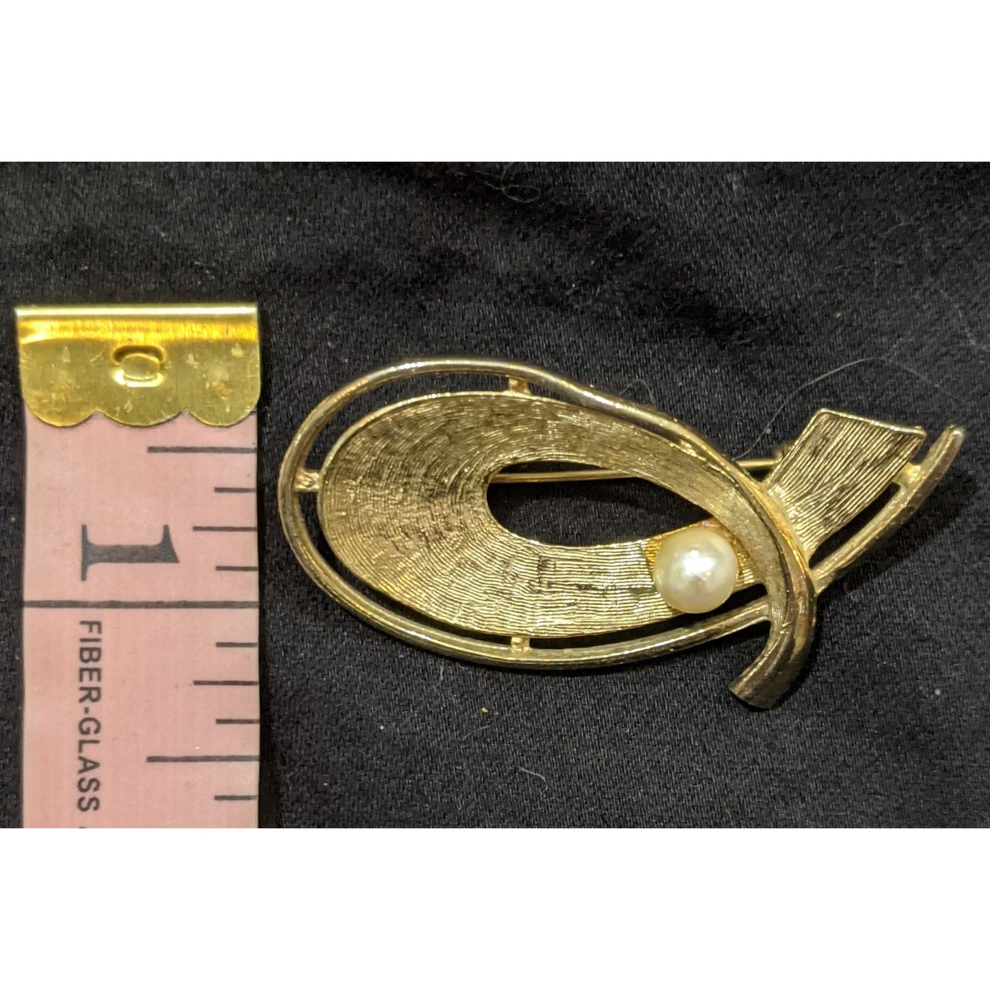Vintage Gold Tone Textured Brooch With Faux Pearl Accent