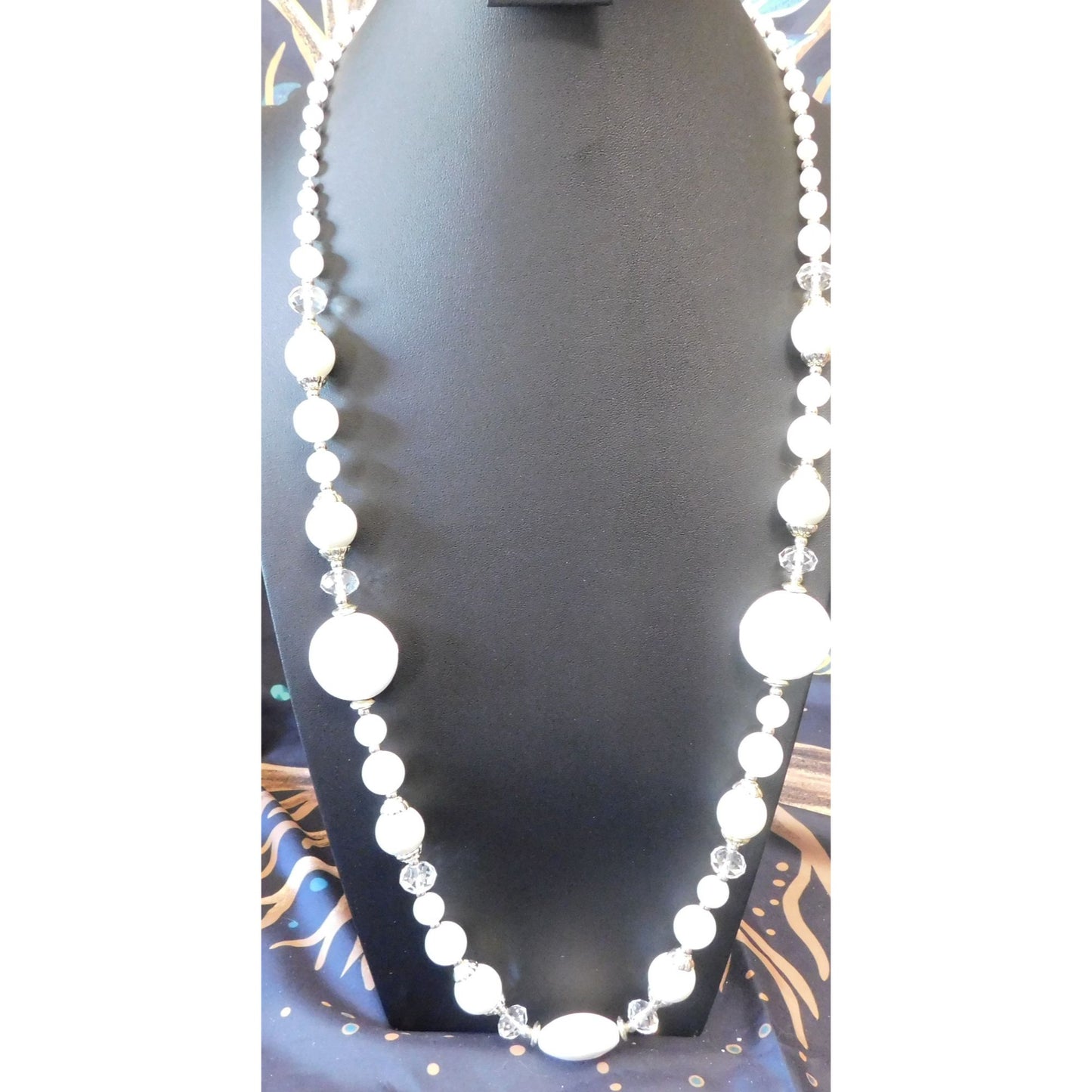 Elegant Retro White And Silver Tone Glass Beaded Necklace
