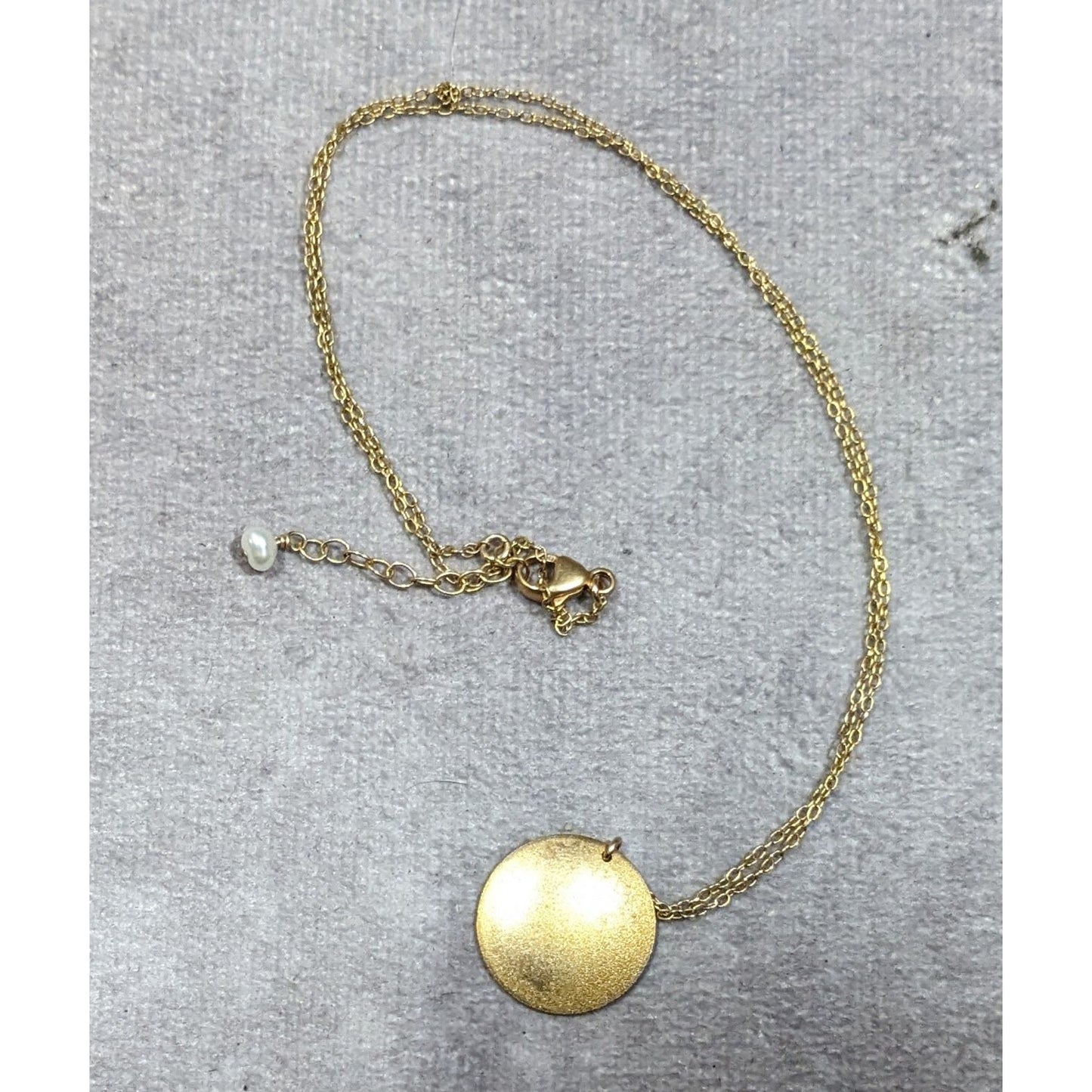 Modern Elegant Gold Tone Frosted Circle Pendant Necklace