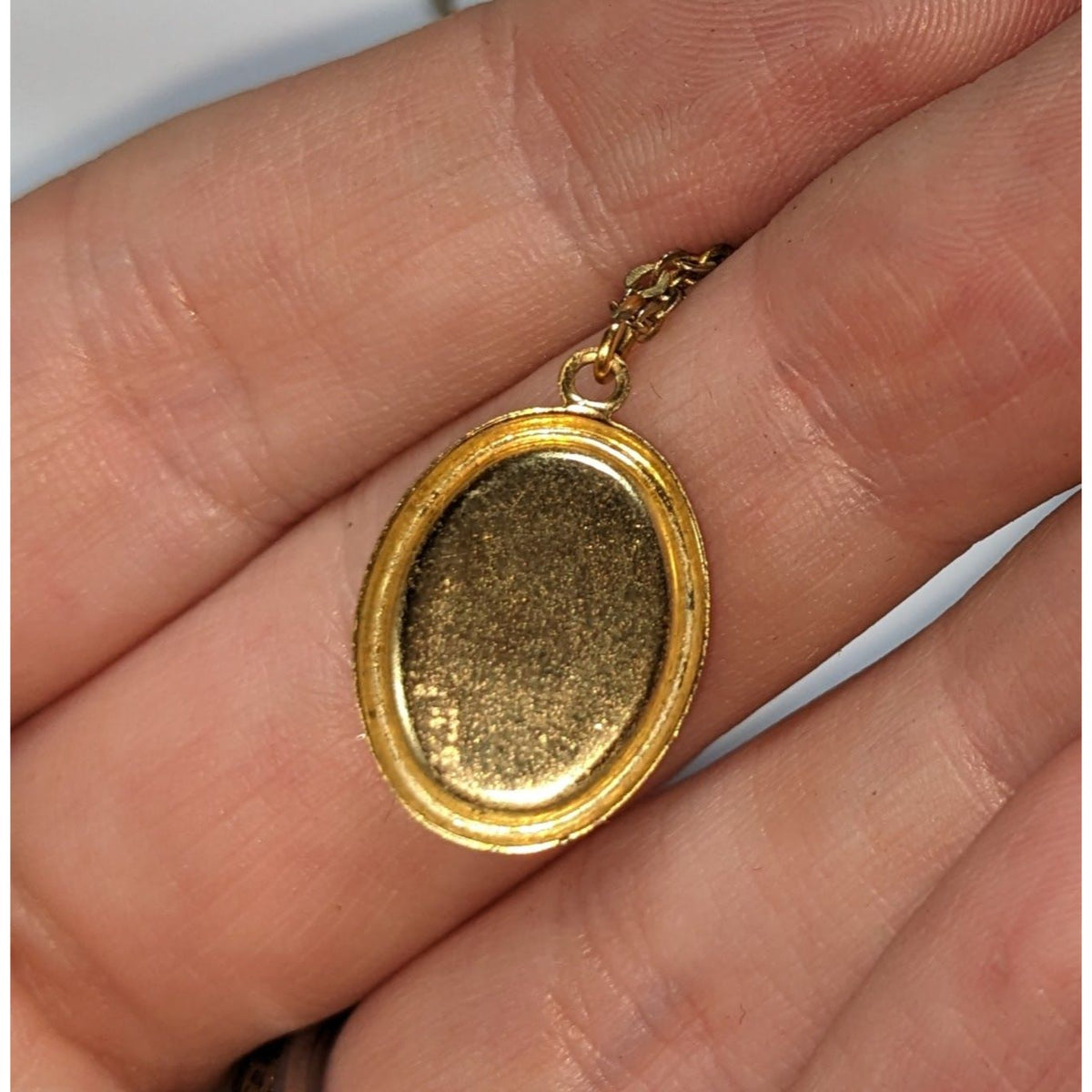 Vintage Dark Romantic Resin Gold Black Oval Pendant Necklace 18 Inch