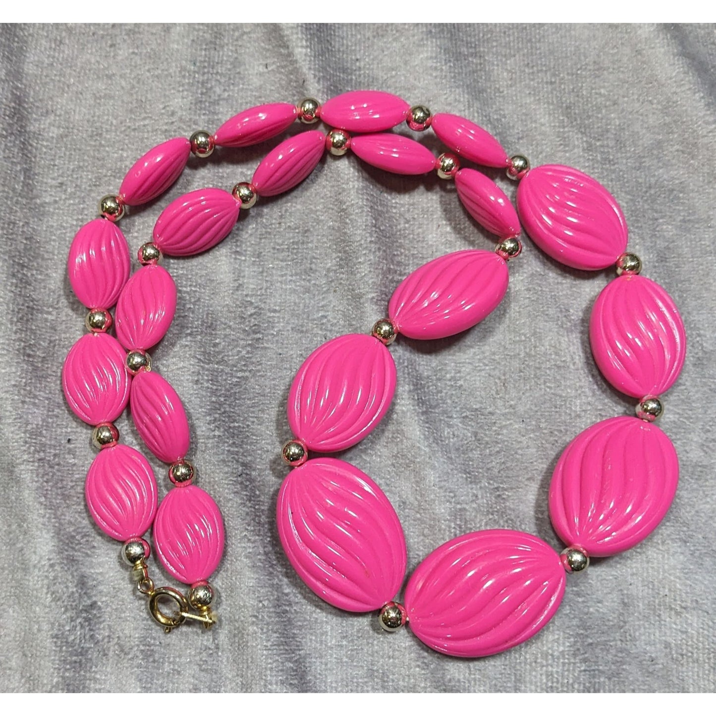Vintage Retro Pink Beaded Necklace With Ribbed Oval Beads & Silver Tone Accents