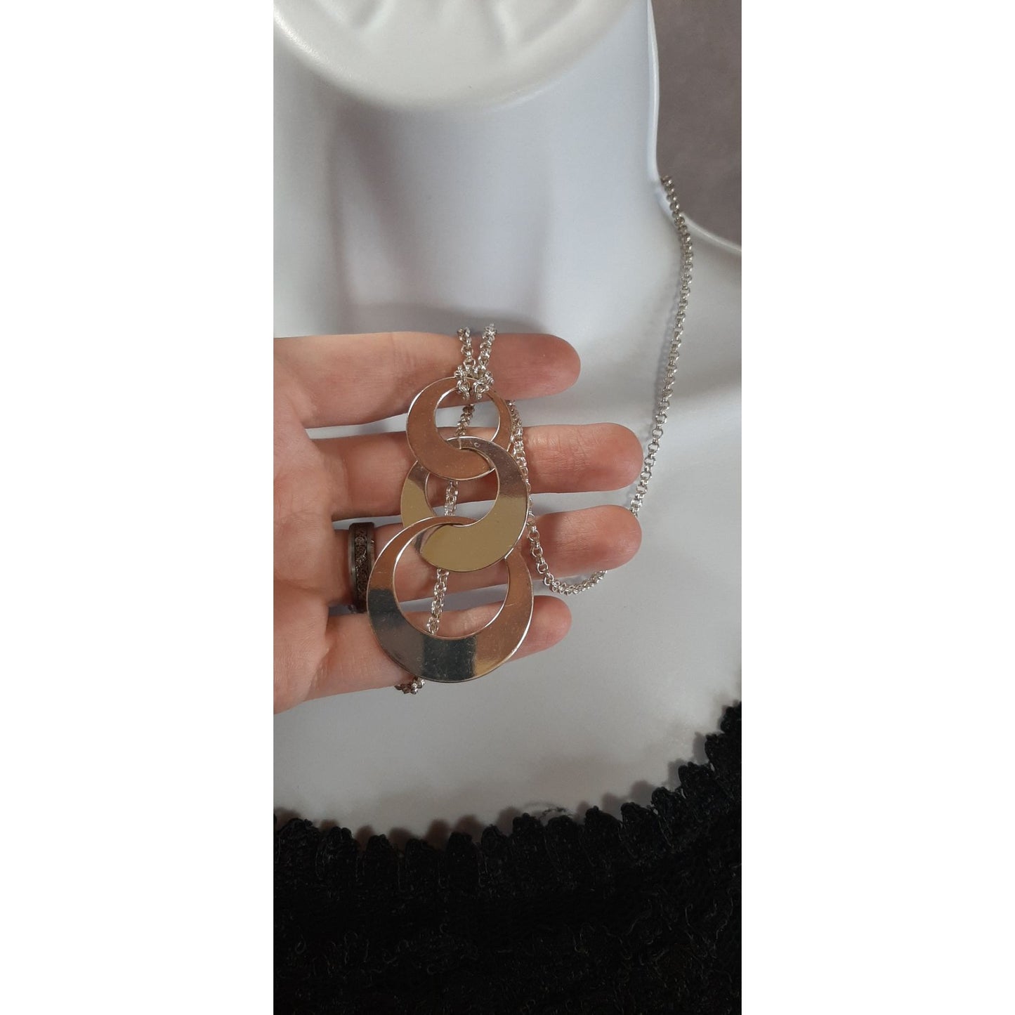 Geometric Liz Claiborne Silver Tone Interlocking Disc Pendant Necklace