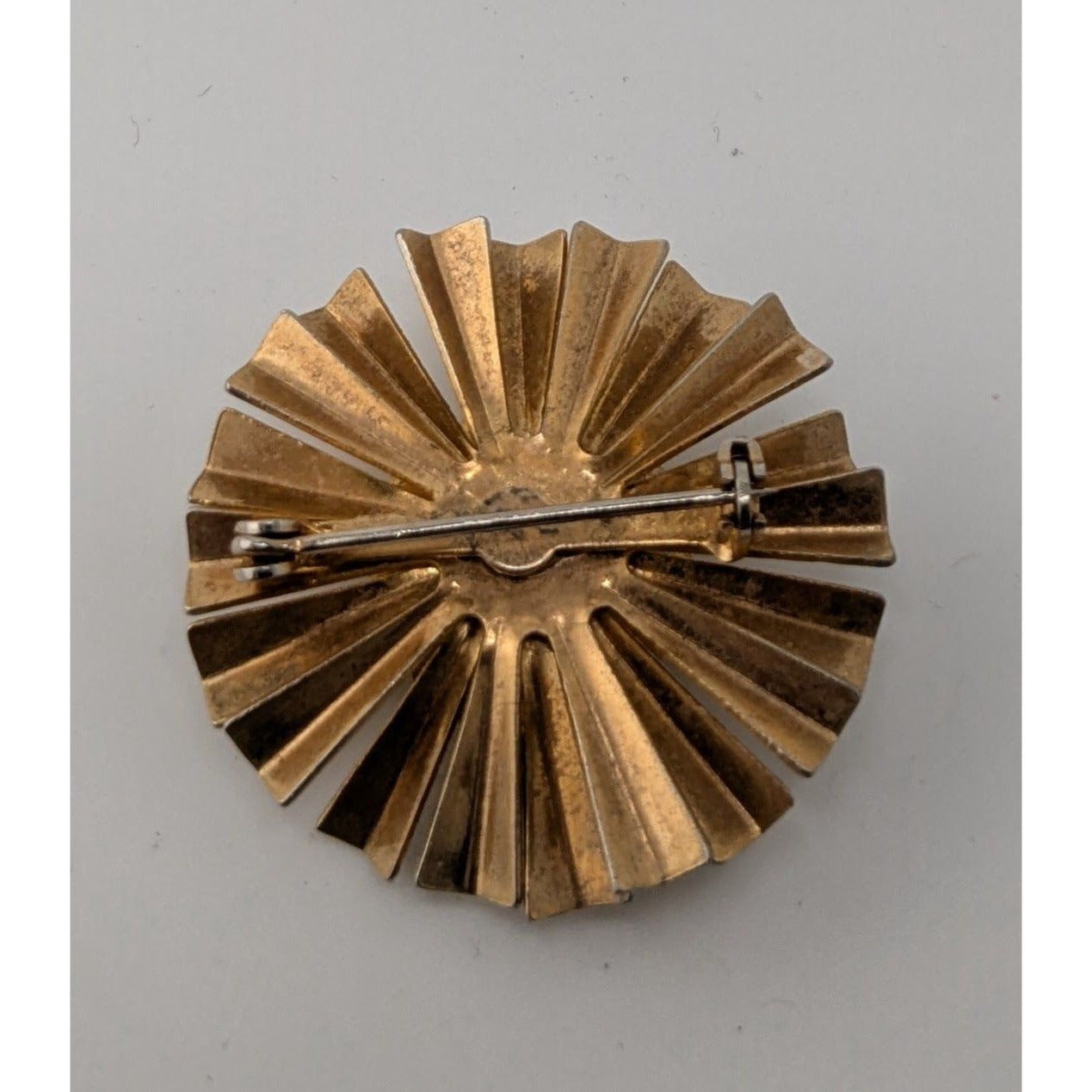 Vintage Retro Sunburst Gold-Tone Brooch With Green Glass Center