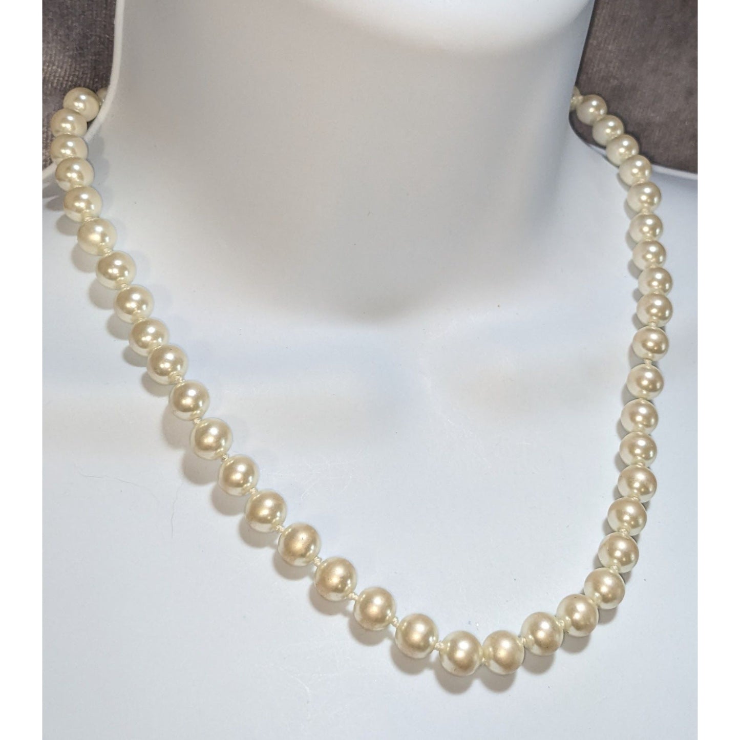 Coquette Old Money Classic Pearl Graduated Faux Pearl Strand Necklace Vintage Inspired