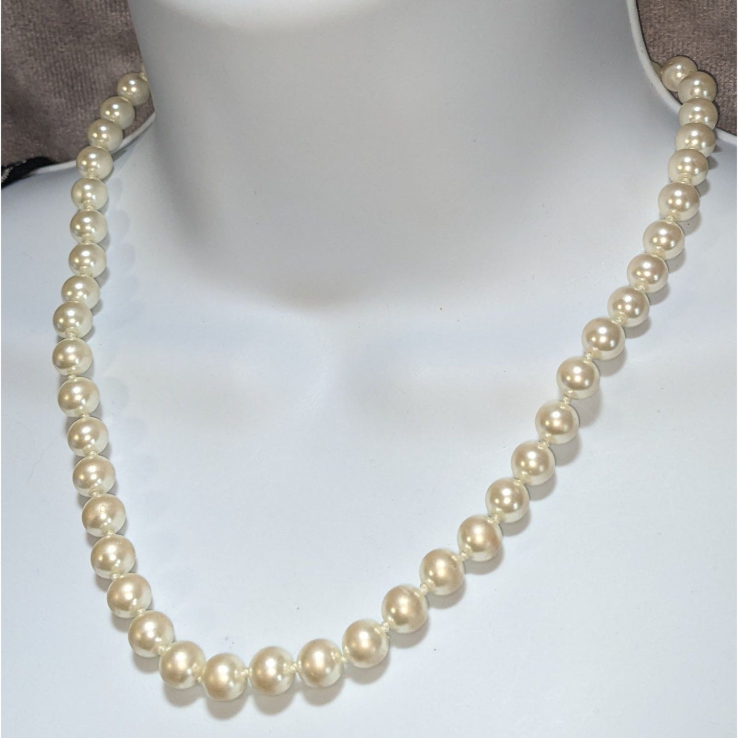 Coquette Old Money Classic Pearl Graduated Faux Pearl Strand Necklace Vintage Inspired