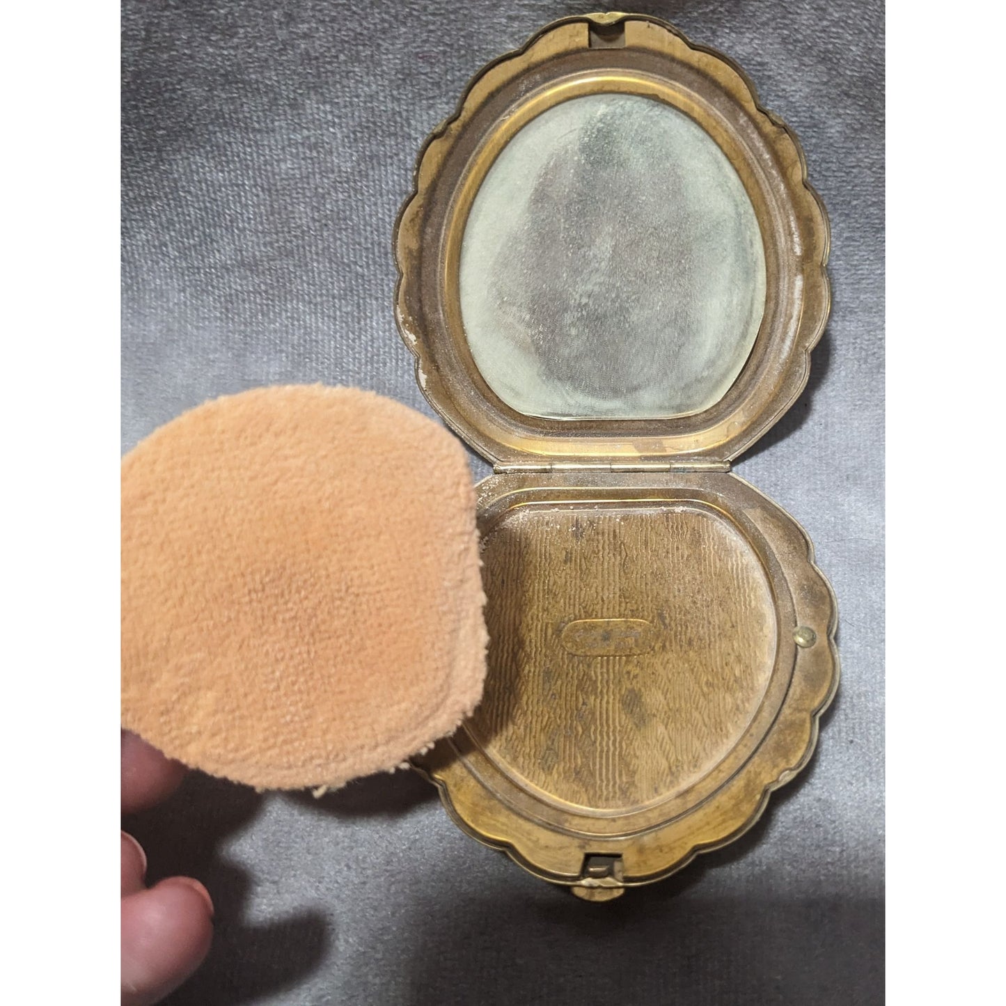 Vintage American Beauty Gold Scalloped Compact (Empty)