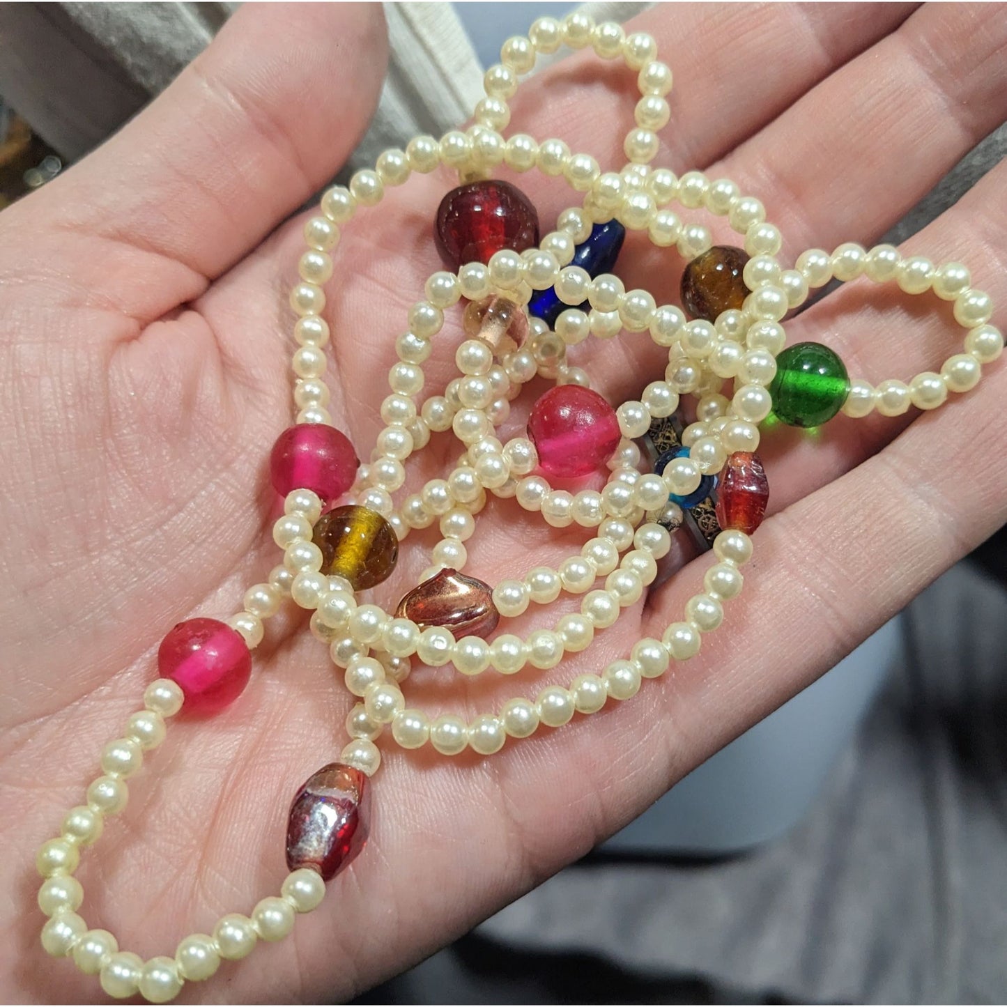 Elegant Faux Pearl Beaded Necklace With Rainbow Accents