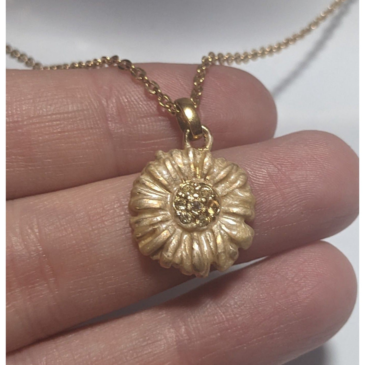 Gold Daisy Pendant Necklace