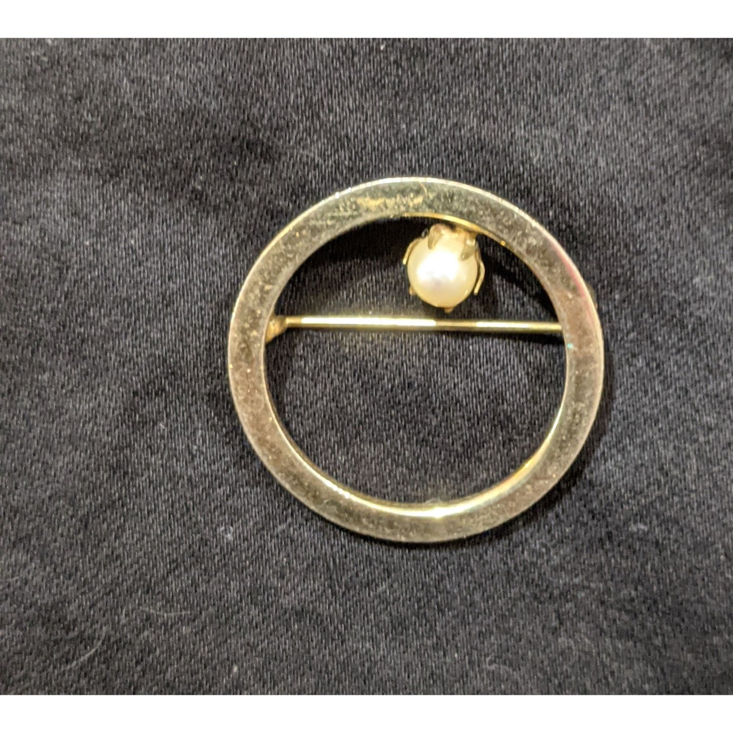 Vintage Gold Tone Open Circle Brooch With Pearl