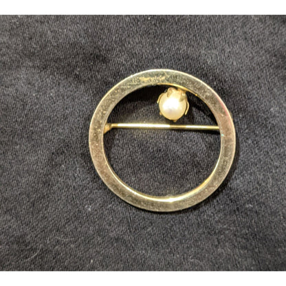 Vintage Gold Tone Open Circle Brooch With Pearl