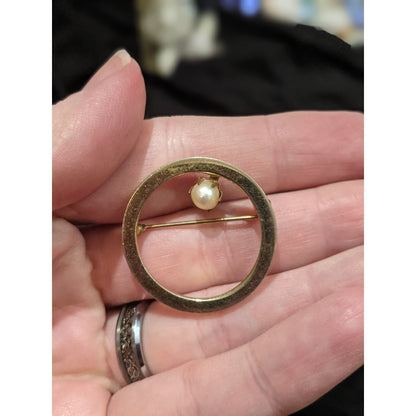 Vintage Gold Tone Open Circle Brooch With Pearl