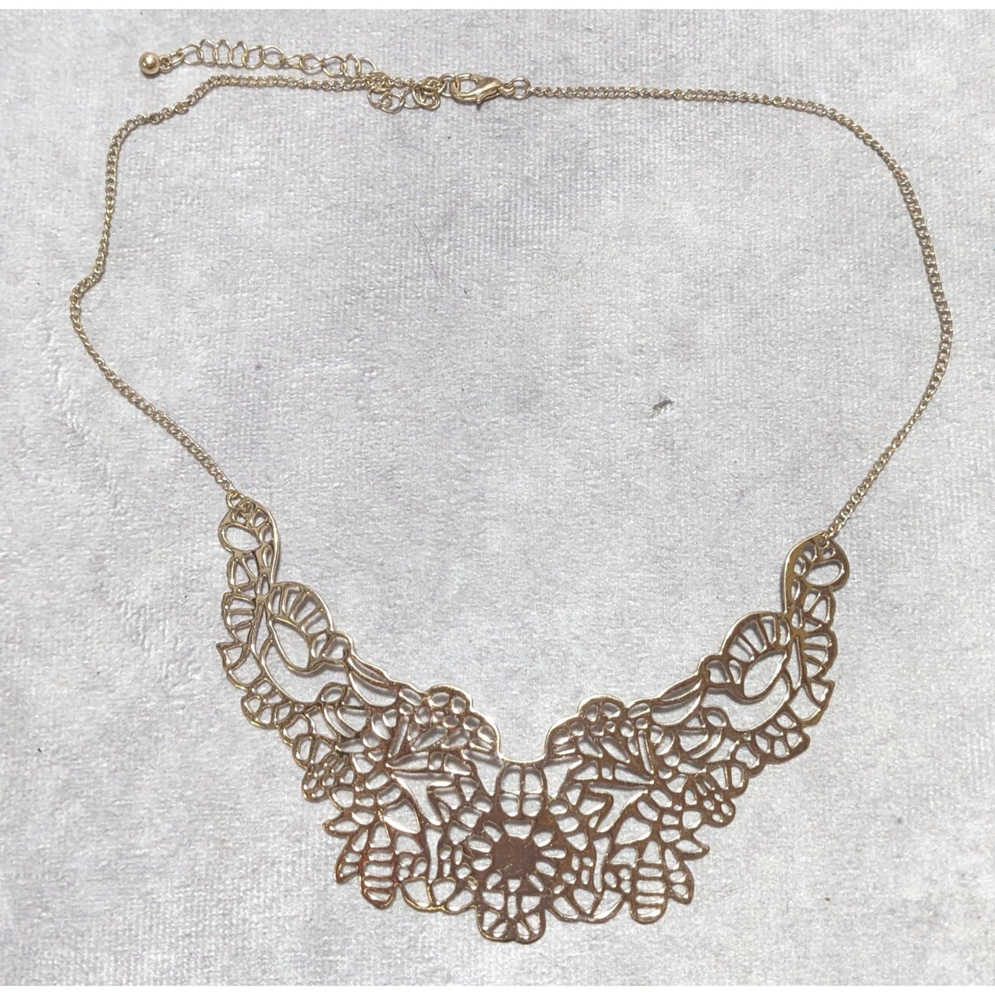 Elegant Floral Gold Cutout Necklace