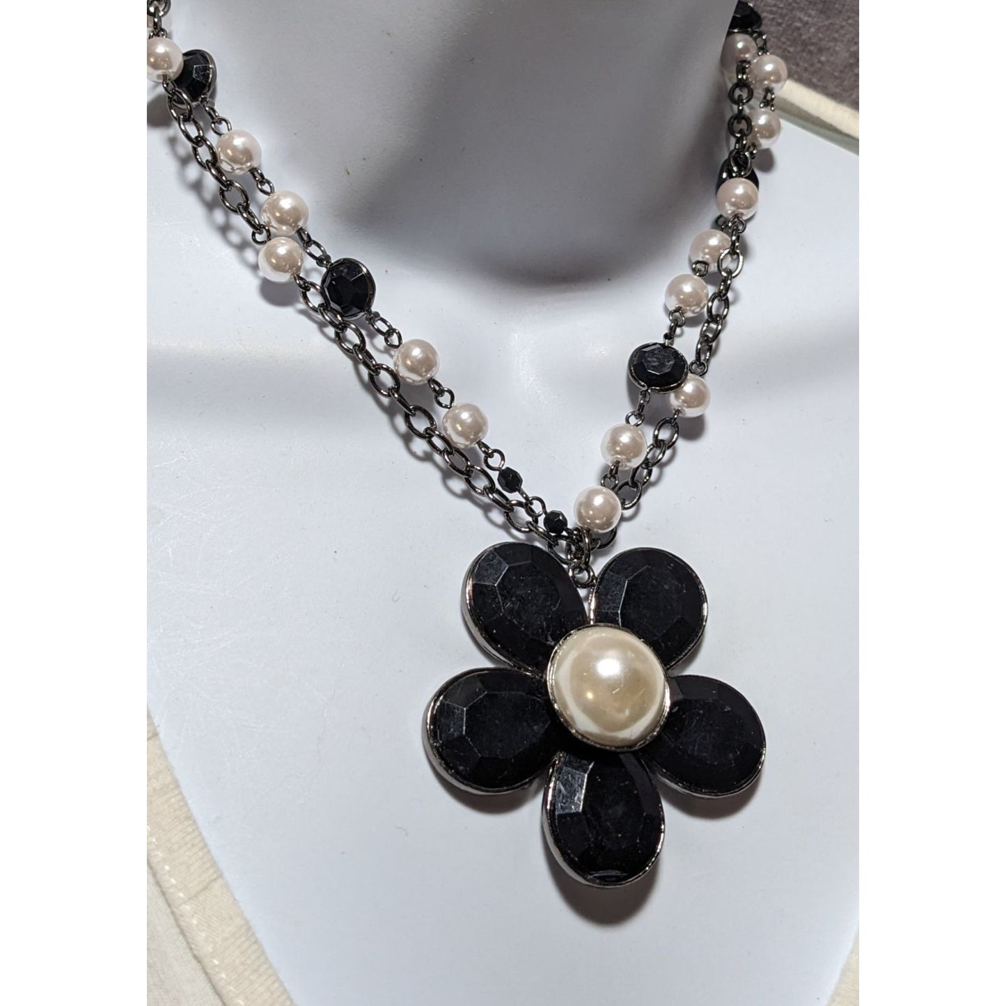 Mod Pearl Flower Necklace