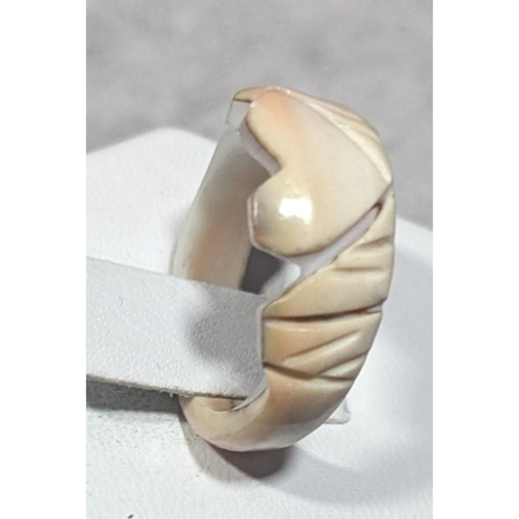 Vintage Carved Cream Shell Heart Ring Size 6