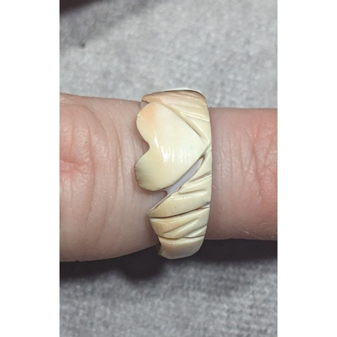 Vintage Carved Cream Shell Heart Ring Size 6