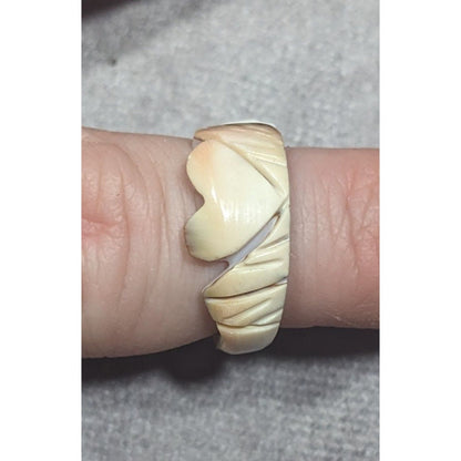 Vintage Carved Cream Shell Heart Ring Size 6