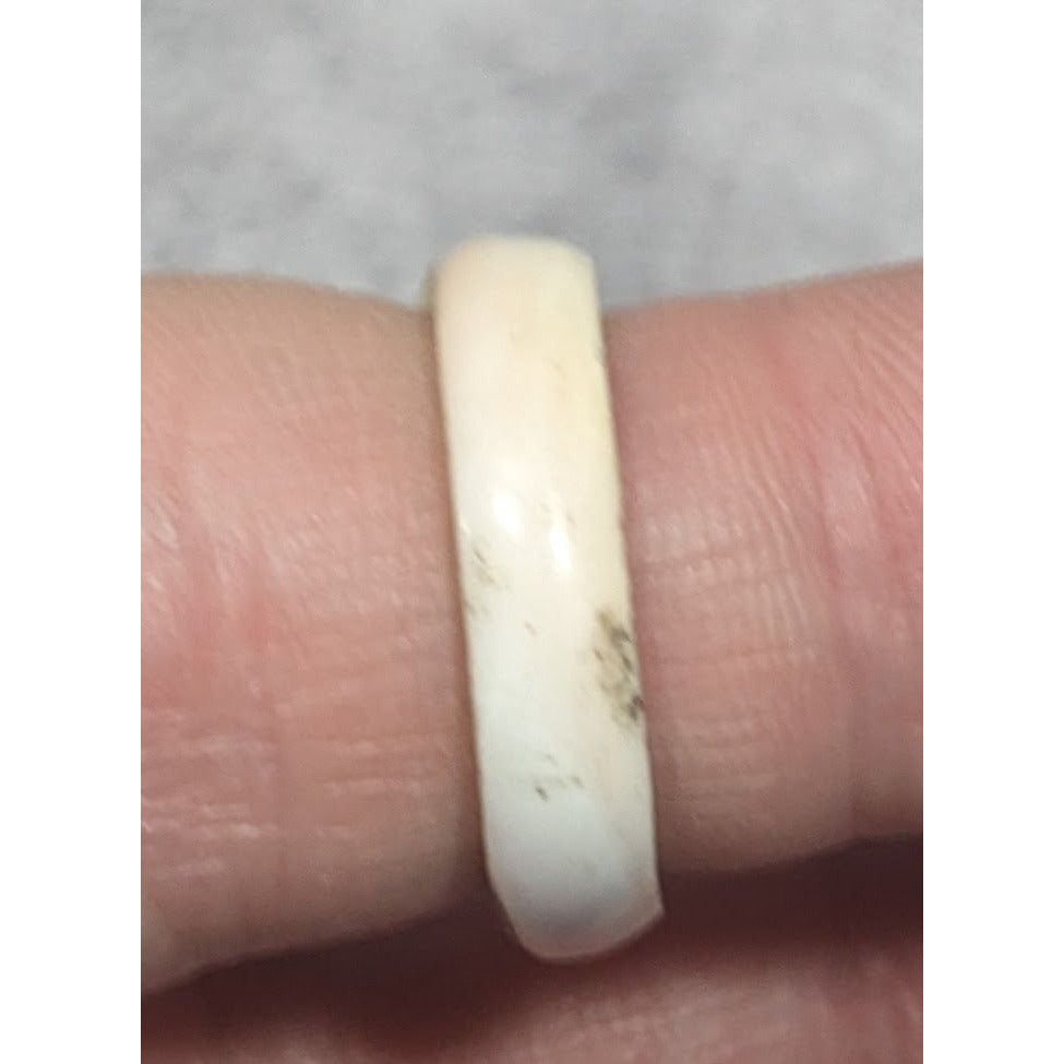 Vintage Carved Cream Shell Heart Ring Size 6
