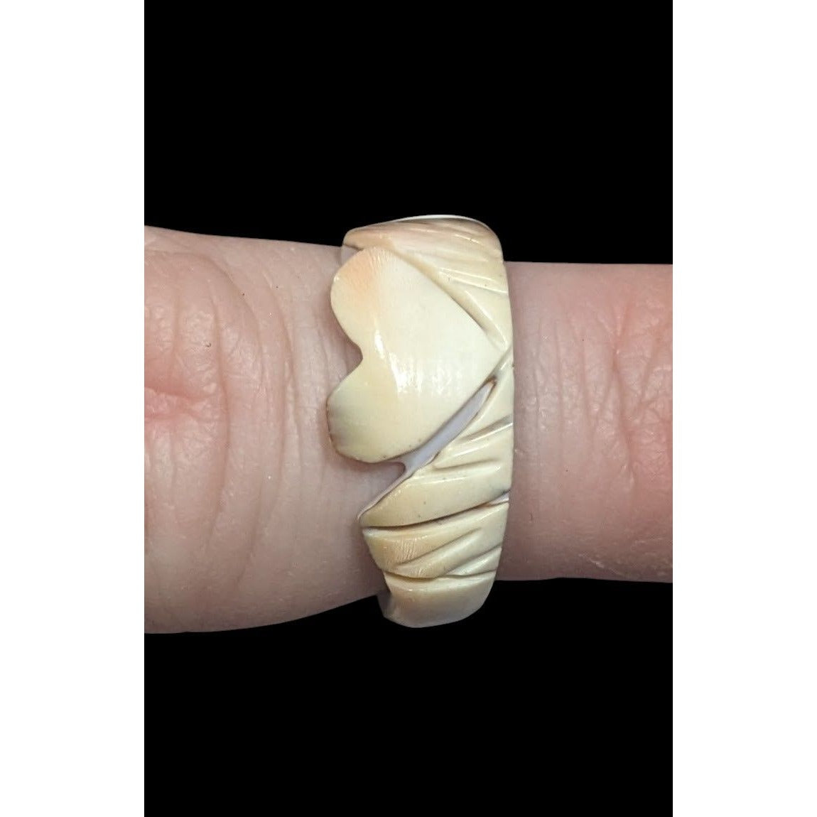 Vintage Carved Cream Shell Heart Ring Size 6