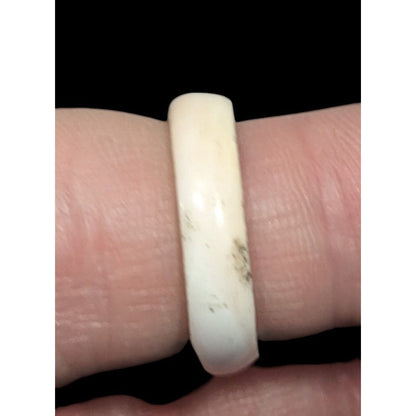Vintage Carved Cream Shell Heart Ring Size 6
