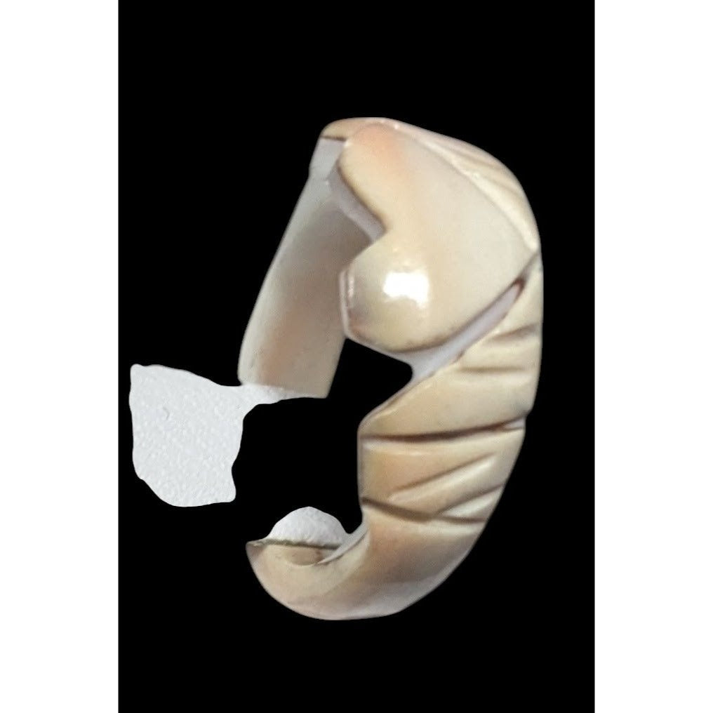 Vintage Carved Cream Shell Heart Ring Size 6