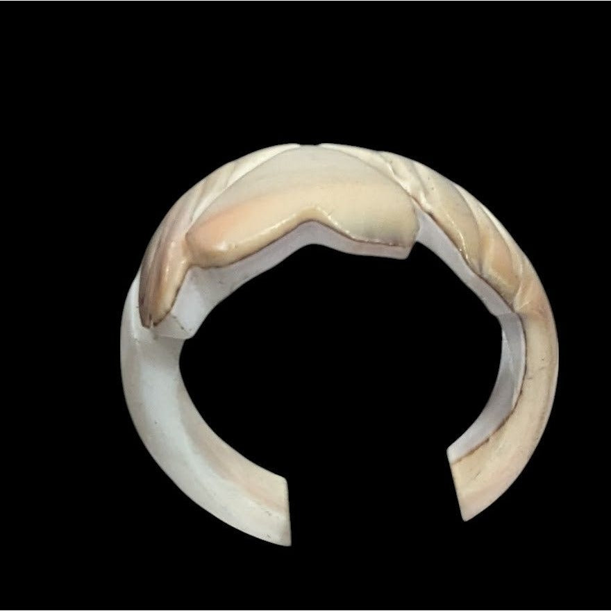 Vintage Carved Cream Shell Heart Ring Size 6