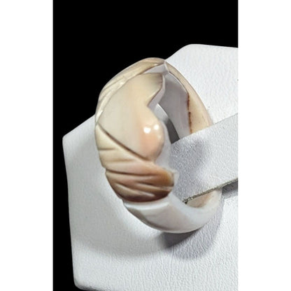 Vintage Carved Cream Shell Heart Ring Size 6
