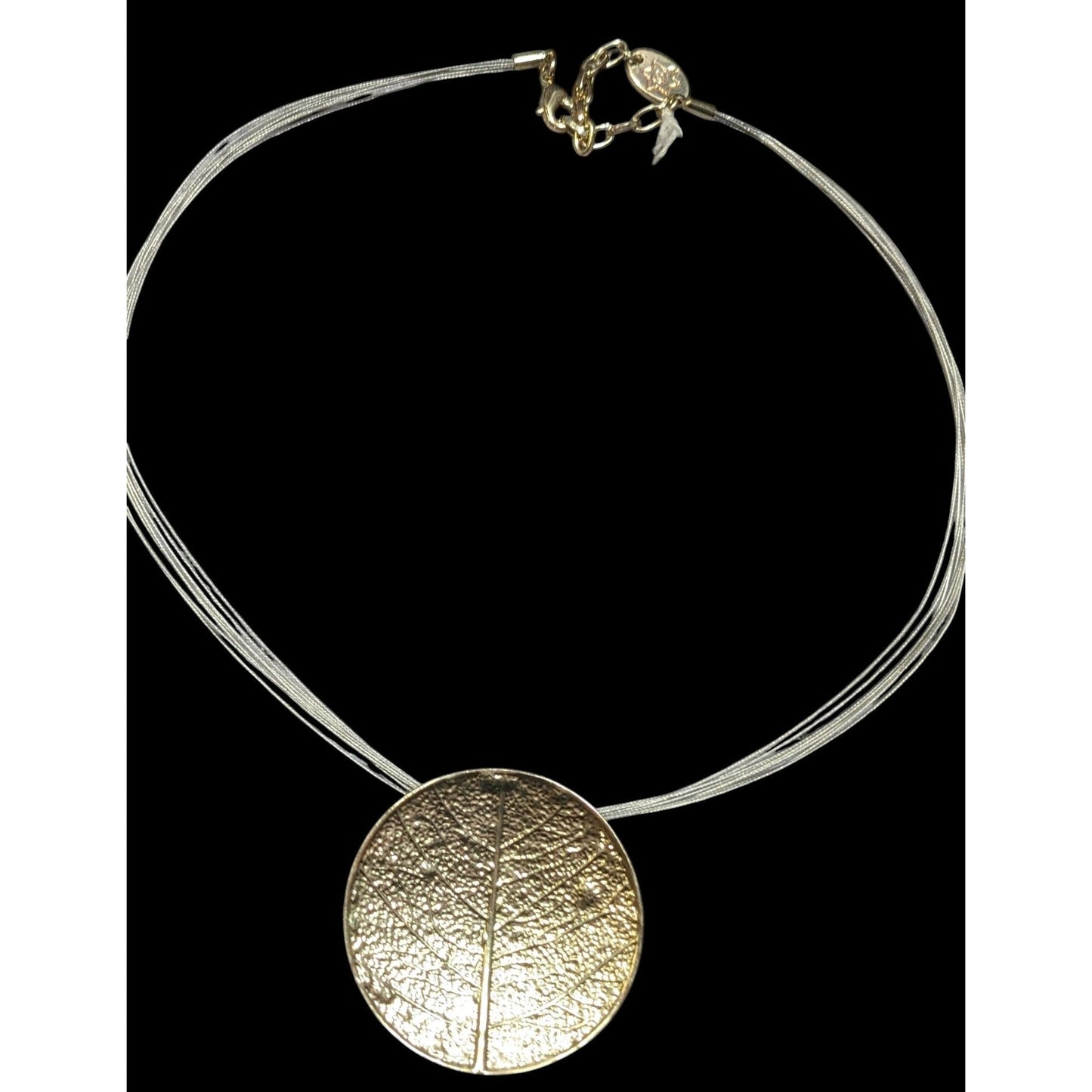 Caracol Leaf Embossed Gold Tone Pendant Necklace