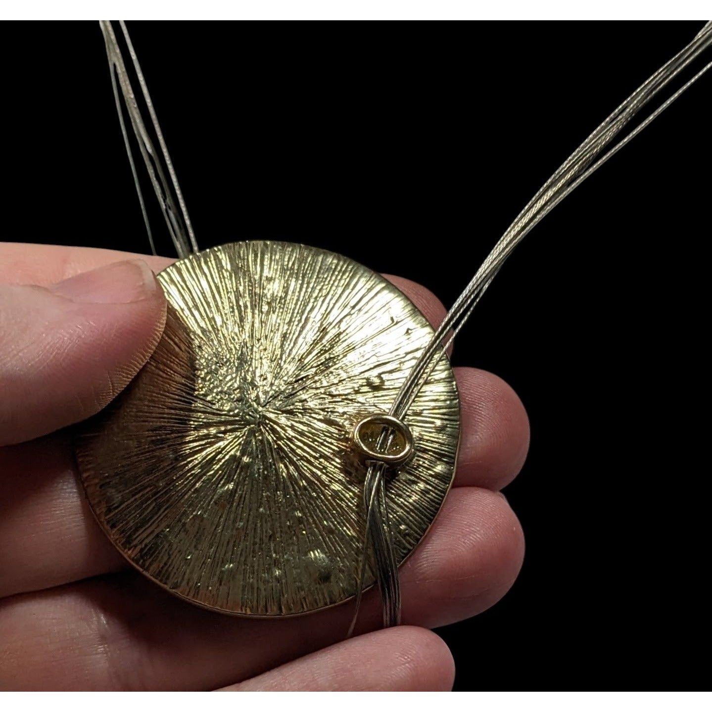 Caracol Leaf Embossed Gold Tone Pendant Necklace
