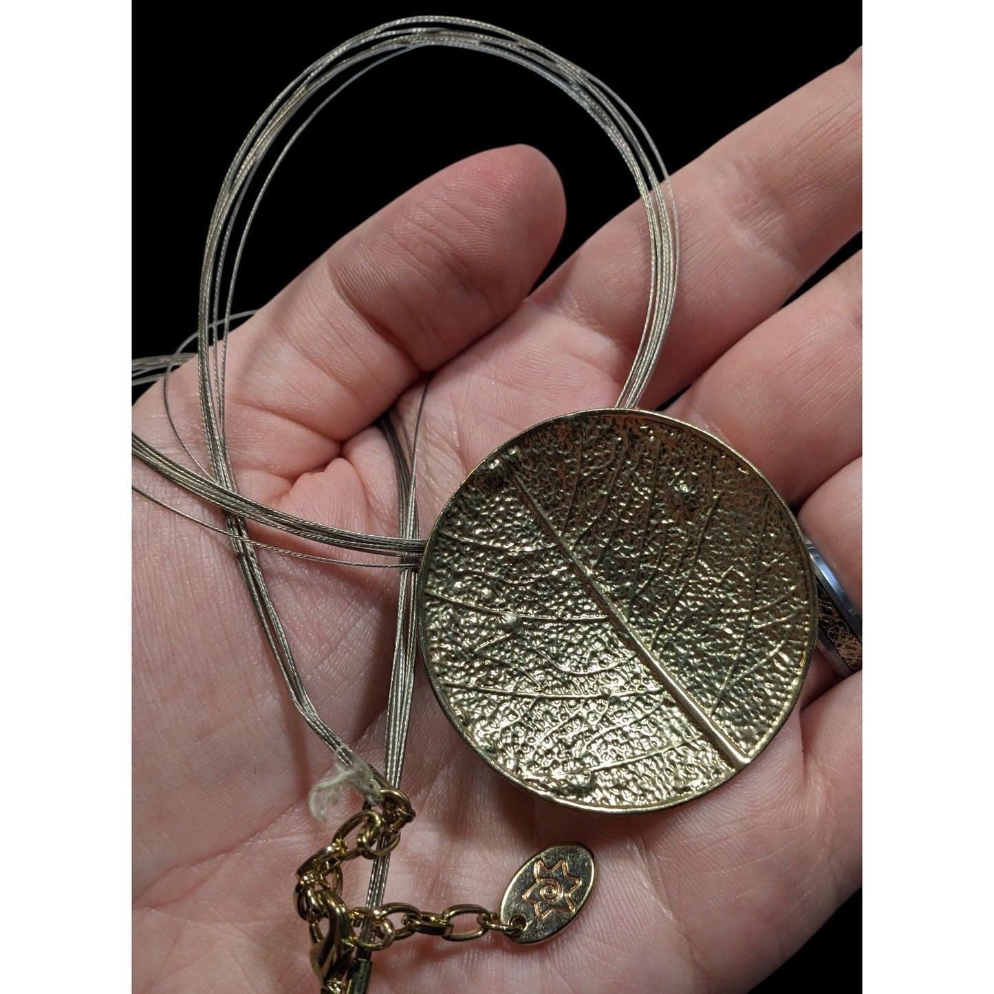 Caracol Leaf Embossed Gold Tone Pendant Necklace