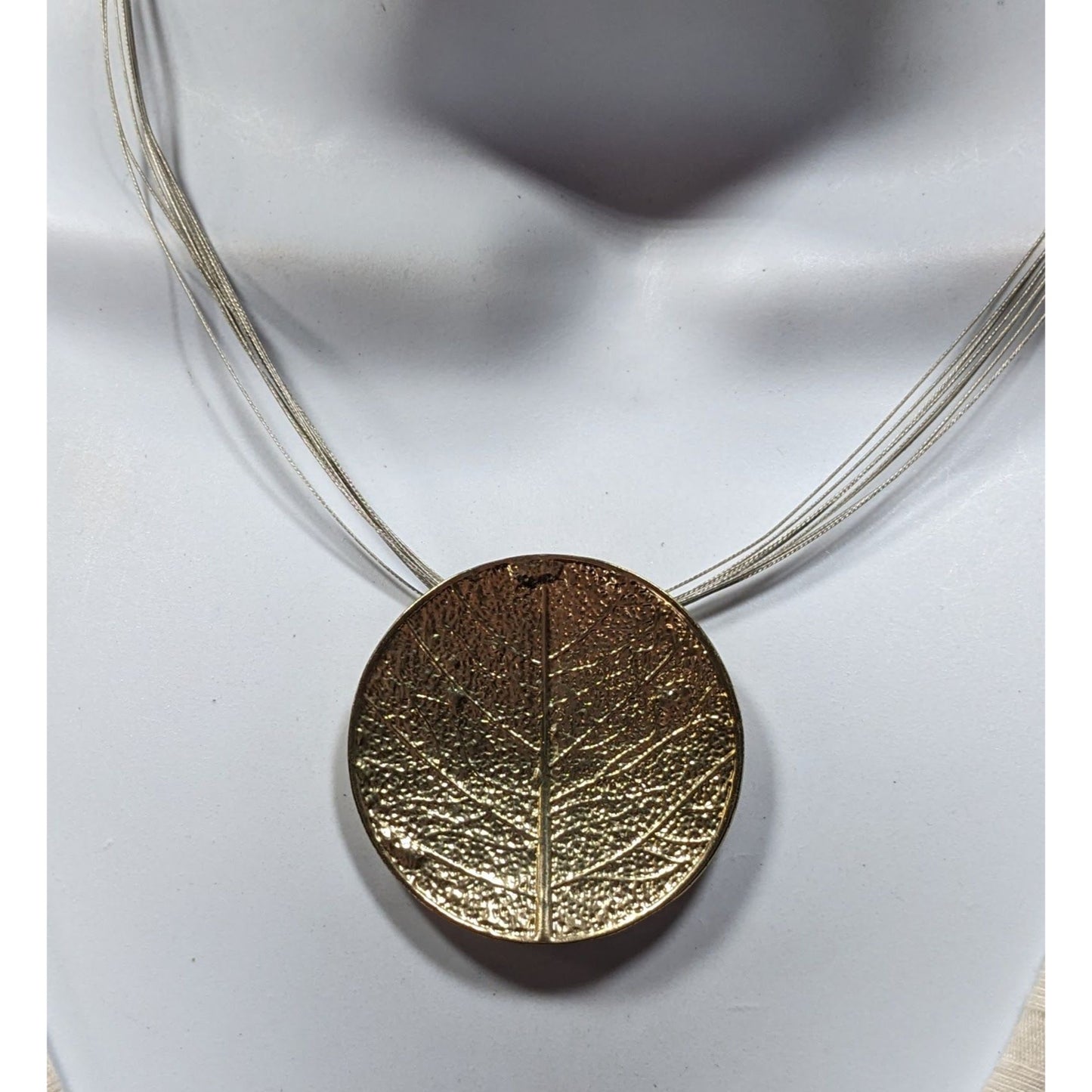 Caracol Leaf Embossed Gold Tone Pendant Necklace