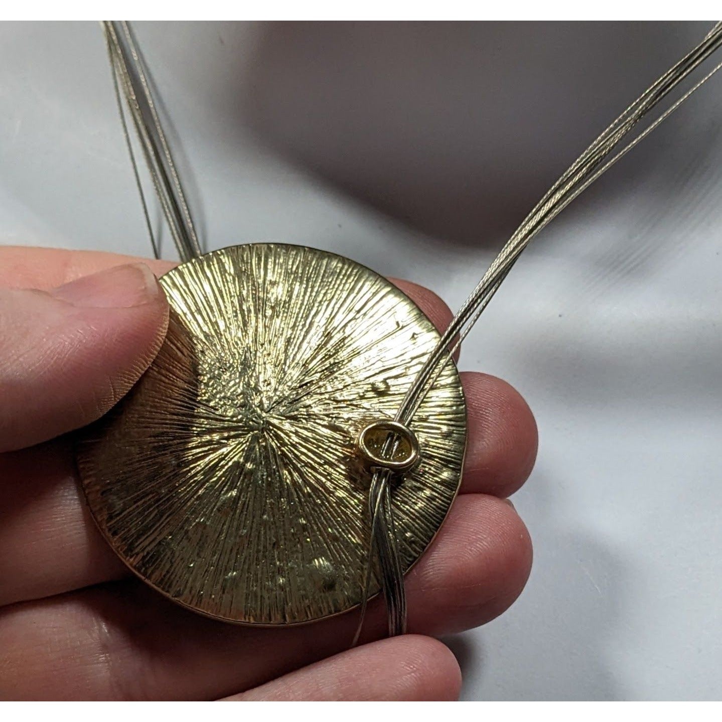 Caracol Leaf Embossed Gold Tone Pendant Necklace