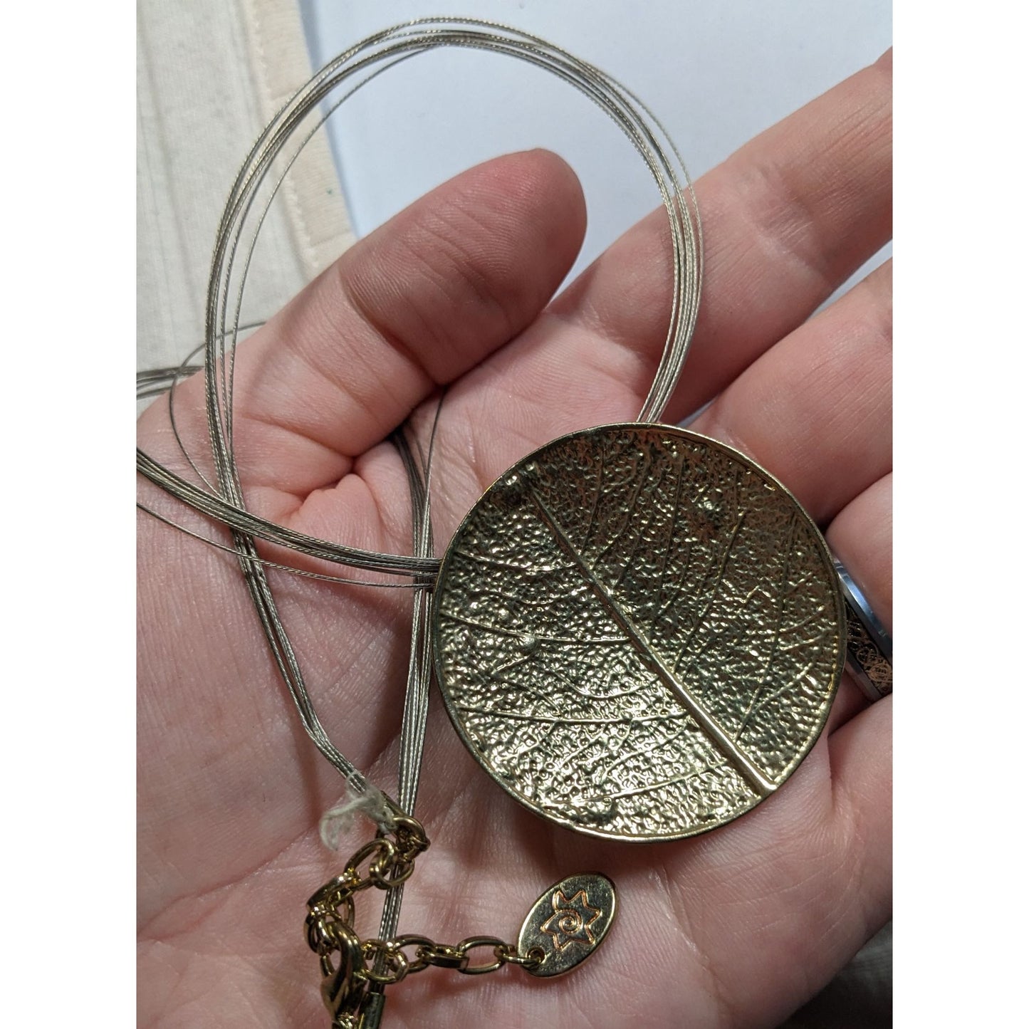 Caracol Leaf Embossed Gold Tone Pendant Necklace