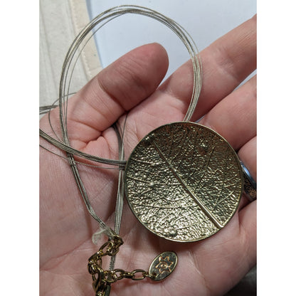 Caracol Leaf Embossed Gold Tone Pendant Necklace