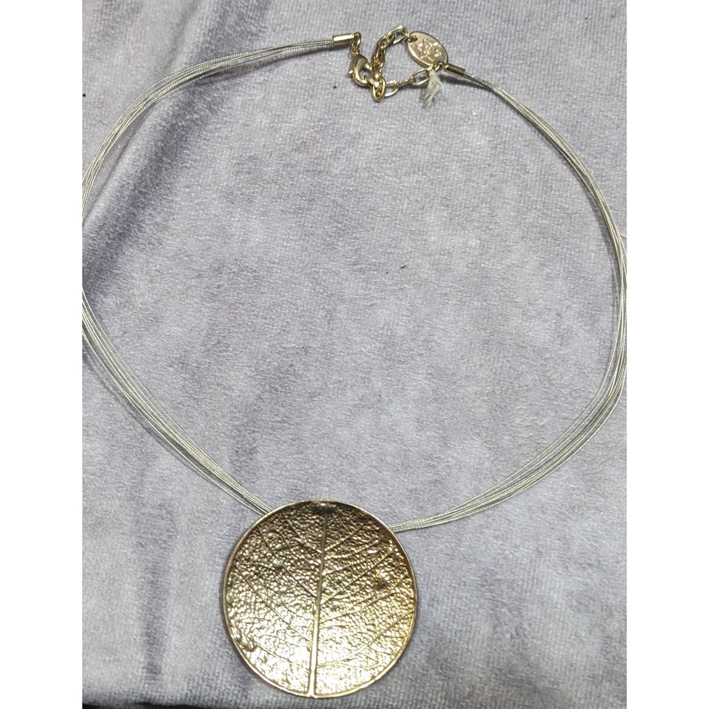 Caracol Leaf Embossed Gold Tone Pendant Necklace