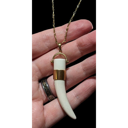 Stella & Dot Corno Lucky Horn Pendant