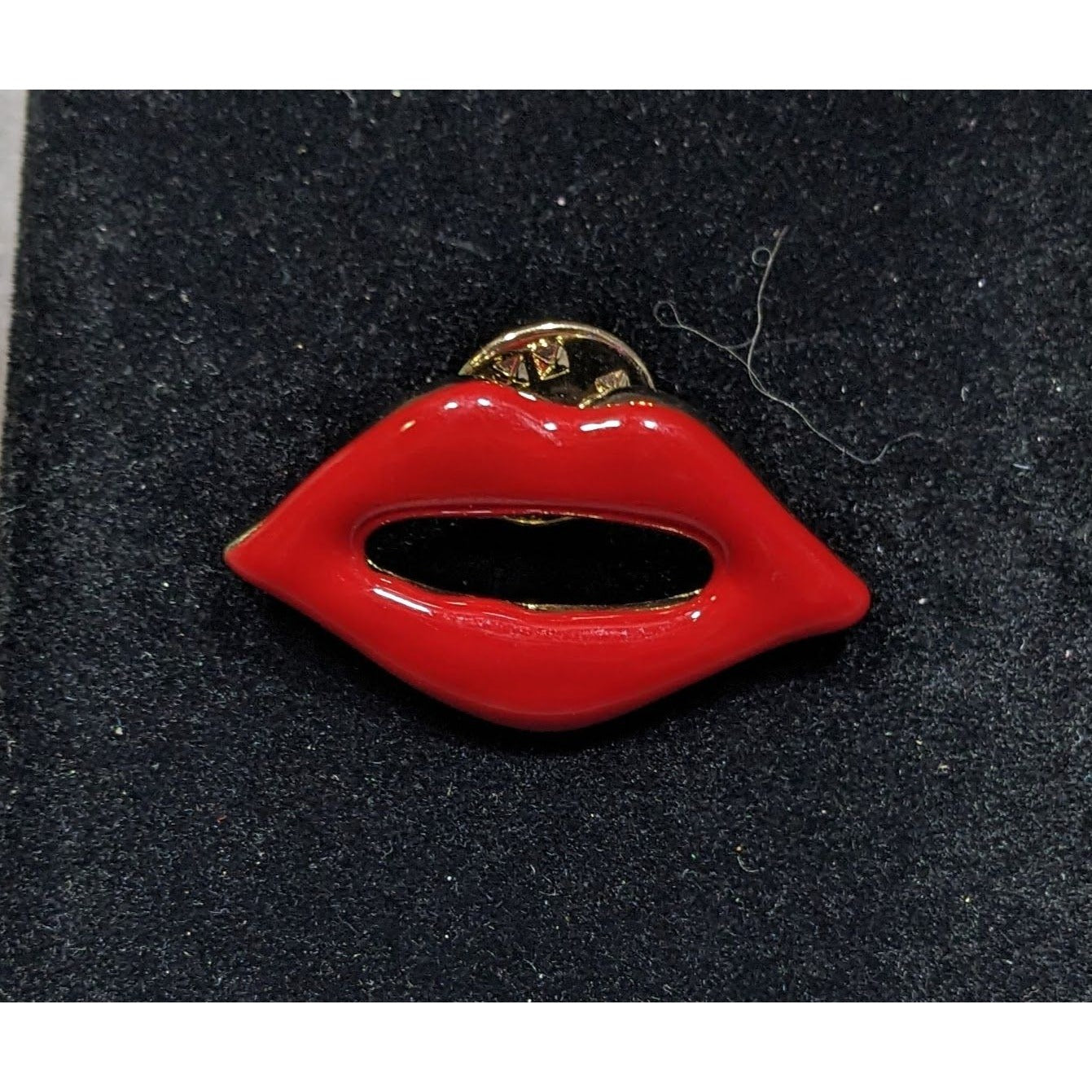 Vintage Open Red Lips Enamel Over Gold Tone Metal Lapel Pin