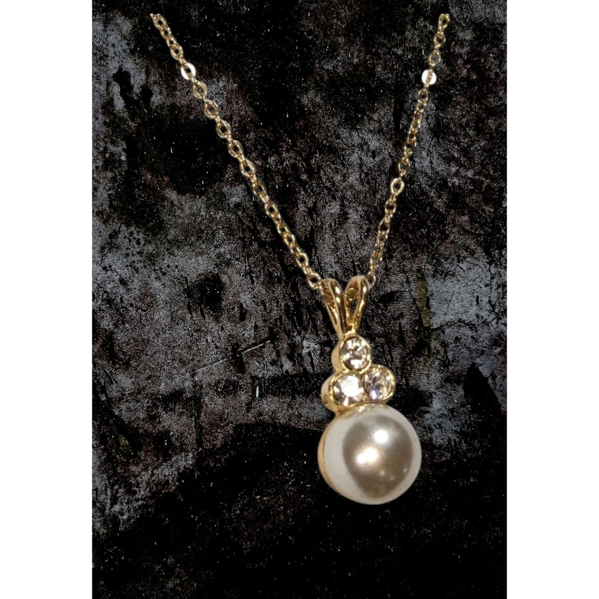 Romantic Bridal Faux Pearl Gold Tone Rhinestone Pendant Necklace 17 Inch