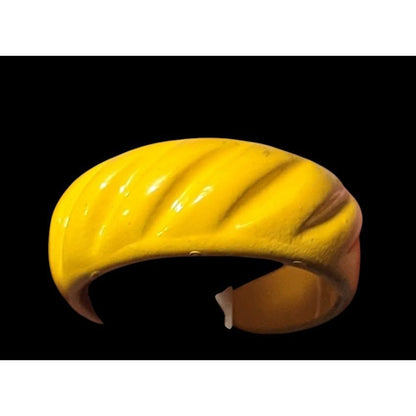 Funky Yellow Metal Scalloped Enamel Coated Ring Size 6 1/2