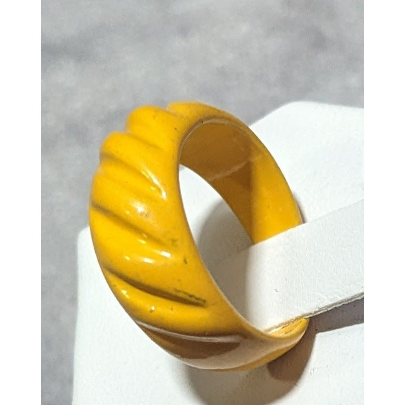 Funky Yellow Metal Scalloped Enamel Coated Ring Size 6 1/2