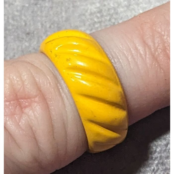 Funky Yellow Metal Scalloped Enamel Coated Ring Size 6 1/2