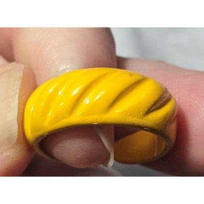 Funky Yellow Metal Scalloped Enamel Coated Ring Size 6 1/2