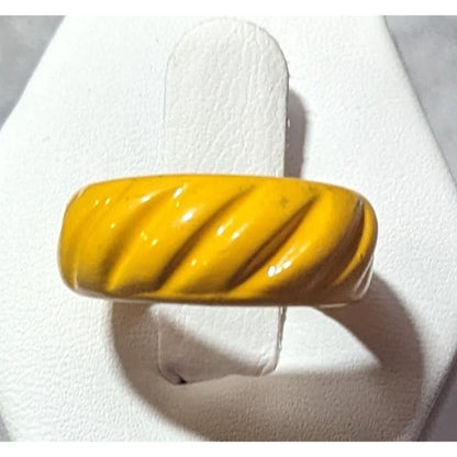 Funky Yellow Metal Scalloped Enamel Coated Ring Size 6 1/2